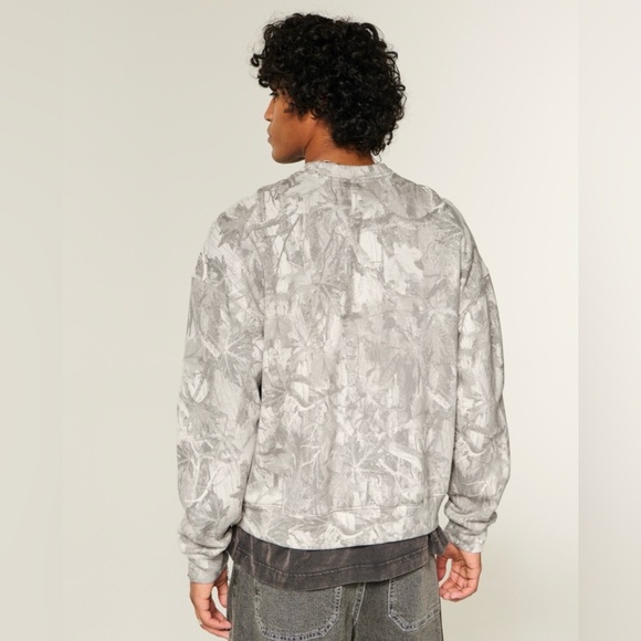 Hollister Boxy Camo Crew Sweatshirt - Picture 3 of 9